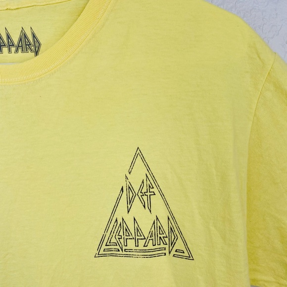 Def Leppard Graphic Band T-Shirt Yellow Triangle Logo Swimming Pool Dive… - Picture 4 of 9